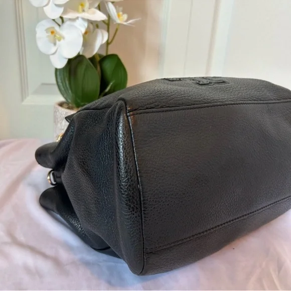 Tory Burch Black Leather Shoulder Bag with Gold Accents - Picture 14 of 16